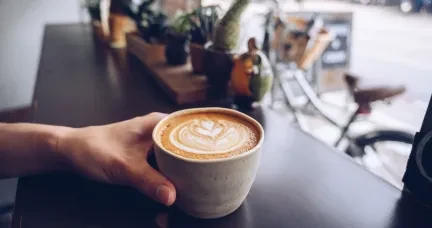 Профессиональная кофемашина для кафе: покупка или аренда?
