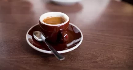 Кофемашина для кафе: купить или взять в аренду?
